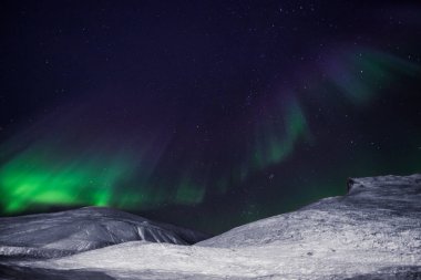 Kutup kutup kuzey ışıkları aurora borealis gökyüzü ay Dağları Norveç Svalbard Longyearbyen City içinde yıldız