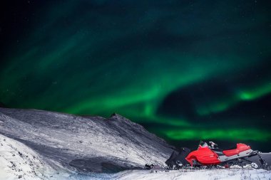 Kutup kutup kuzey ışıkları aurora borealis gökyüzü ay Dağları Norveç Svalbard Longyearbyen City içinde yıldız