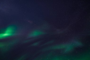 Kutup kutup kuzey ışıkları aurora borealis gökyüzü ay Dağları Norveç Svalbard Longyearbyen City içinde yıldız