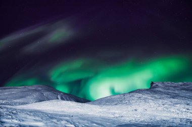 Kutup kutup kuzey ışıkları aurora borealis gökyüzü ay Dağları Norveç Svalbard Longyearbyen City içinde yıldız