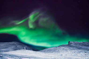 Kutup kutup kuzey ışıkları aurora borealis gökyüzü ay Dağları Norveç Svalbard Longyearbyen City içinde yıldız