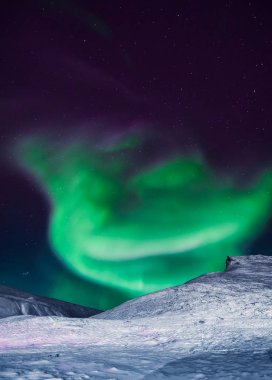 Kutup kutup kuzey ışıkları aurora borealis gökyüzü ay Dağları Norveç Svalbard Longyearbyen City içinde yıldız