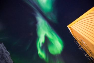 Kutup kutup kuzey ışıkları aurora borealis gökyüzü ay Dağları Norveç Svalbard Longyearbyen City içinde yıldız
