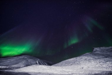 Kutup kutup kuzey ışıkları aurora borealis gökyüzü ay Dağları Norveç Svalbard Longyearbyen City içinde yıldız
