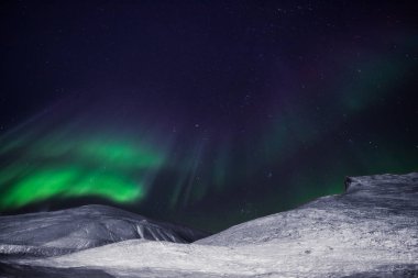Kutup kutup kuzey ışıkları aurora borealis gökyüzü ay Dağları Norveç Svalbard Longyearbyen City içinde yıldız