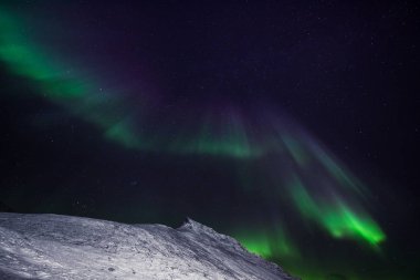 Kutup kutup kuzey ışıkları aurora borealis gökyüzü ay Dağları Norveç Svalbard Longyearbyen City içinde yıldız