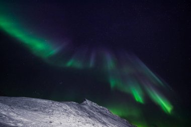 Kutup kutup kuzey ışıkları aurora borealis gökyüzü ay Dağları Norveç Svalbard Longyearbyen City içinde yıldız
