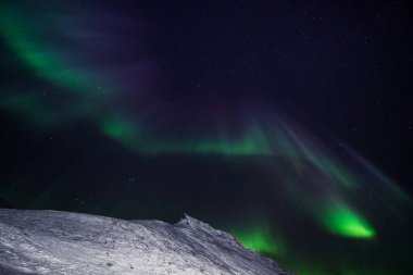 Kutup kutup kuzey ışıkları aurora borealis gökyüzü ay Dağları Norveç Svalbard Longyearbyen City içinde yıldız
