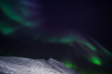 Kutup kutup kuzey ışıkları aurora borealis gökyüzü ay Dağları Norveç Svalbard Longyearbyen City içinde yıldız