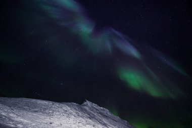 Kutup kutup kuzey ışıkları aurora borealis gökyüzü ay Dağları Norveç Svalbard Longyearbyen City içinde yıldız