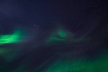 Kutup kutup kuzey ışıkları aurora borealis gökyüzü ay Dağları Norveç Svalbard Longyearbyen City içinde yıldız