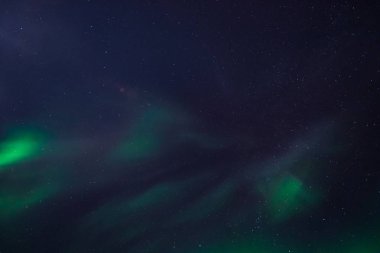 Kutup kutup kuzey ışıkları aurora borealis gökyüzü ay Dağları Norveç Svalbard Longyearbyen City içinde yıldız