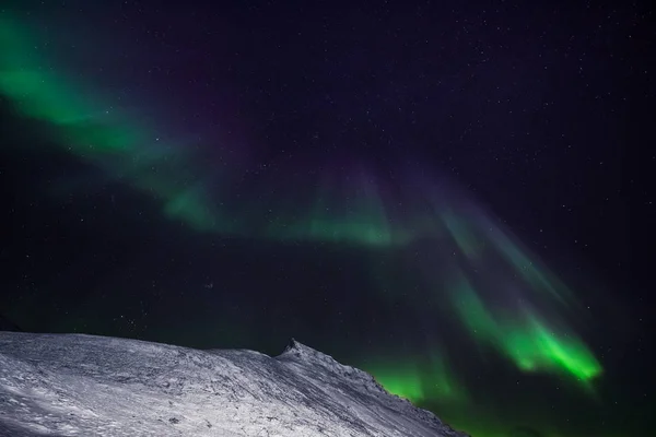 ノルウェーのスバールバル諸島ロングイェールビーン市でムーン山星北極北極のオーロラ オーロラの空 — ストック写真