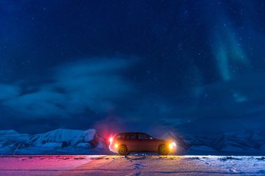 Kutup kutup kuzey ışıkları aurora borealis gökyüzü yıldız Longyearbyen City Norveç Svalbard arabaya ay Dağları