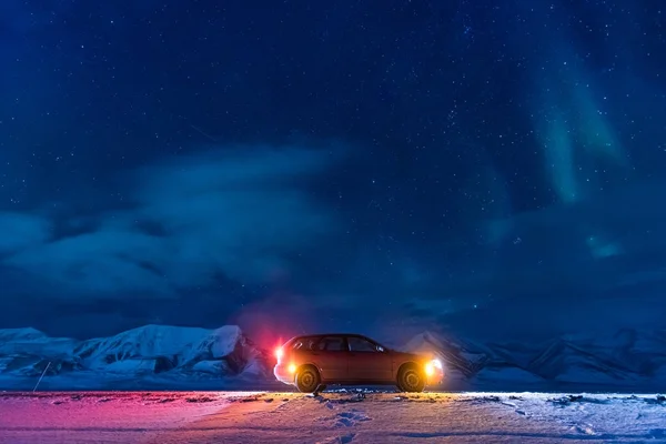 北極北極のオーロラ オーロラ スカイ ノルウェーのスバールバル諸島ロングイェールビーン都市での星車ムーン山 — ストック写真