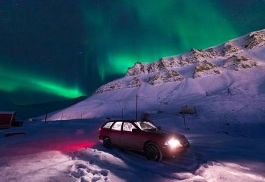 Kutup kutup kuzey ışıkları aurora borealis gökyüzü ay Dağları Norveç Svalbard Longyearbyen City içinde yıldız