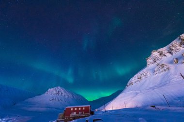 Kutup kutup kuzey ışıkları aurora borealis gökyüzü ay Dağları Norveç Svalbard Longyearbyen City içinde yıldız