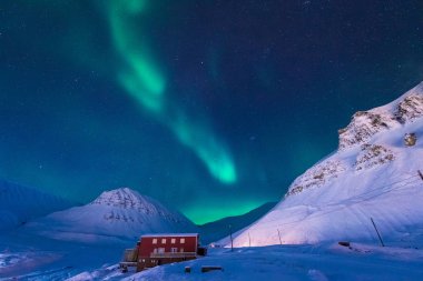 Kutup kutup kuzey ışıkları aurora borealis gökyüzü ay Dağları Norveç Svalbard Longyearbyen City içinde yıldız