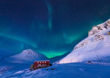 Kutup kutup kuzey ışıkları aurora borealis gökyüzü ay Dağları Norveç Svalbard Longyearbyen City içinde yıldız