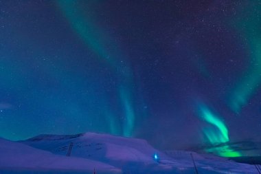 Kutup kutup kuzey ışıkları aurora borealis gökyüzü ay Dağları Norveç Svalbard Longyearbyen City içinde yıldız