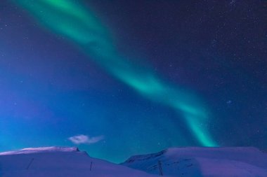 Kutup kutup kuzey ışıkları aurora borealis gökyüzü ay Dağları Norveç Svalbard Longyearbyen City içinde yıldız