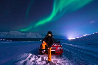 Kutup kutup kuzey ışıkları aurora borealis gökyüzü ay Dağları Longyearbyen City'de Norveç Svalbard adamla içinde yıldız