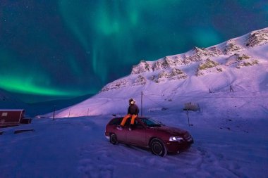 Kutup kutup kuzey ışıkları aurora borealis gökyüzü ay Dağları Longyearbyen City'de Norveç Svalbard adamla içinde yıldız