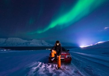 Kutup kutup kuzey ışıkları aurora borealis gökyüzü ay Dağları Longyearbyen City'de Norveç Svalbard adamla içinde yıldız