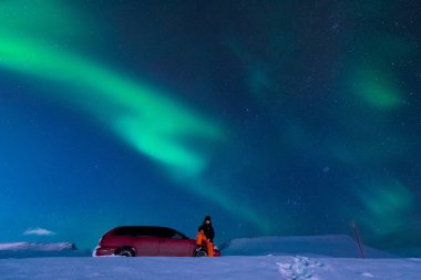 Kutup kutup kuzey ışıkları aurora borealis gökyüzü ay Dağları Longyearbyen City'de Norveç Svalbard adamla içinde yıldız