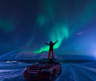Kutup kutup kuzey ışıkları aurora borealis gökyüzü ay Dağları Longyearbyen City'de Norveç Svalbard adamla içinde yıldız
