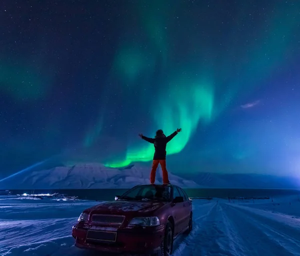Kutup Kutup Kuzey Işıkları Aurora Borealis Gökyüzü Dağları Longyearbyen City - Stok İmaj