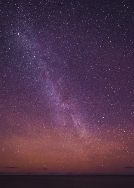 Нічний Краєвид Барвистими Чумацький Шлях Жовте Світло Горах Зоряне Небо — стокове фото