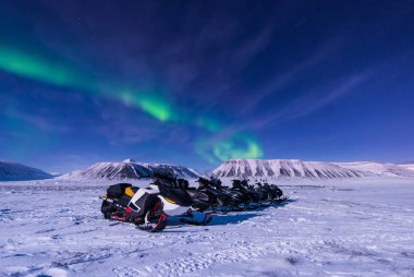 Kutup kutup kuzey ışıkları aurora borealis gökyüzü yıldızlı Norveç Svalbard Longyearbyen şehir Karmobil ay Dağları