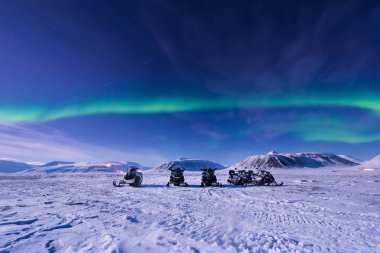 Kutup kutup kuzey ışıkları aurora borealis gökyüzü yıldızlı Norveç Svalbard Longyearbyen şehir Karmobil ay Dağları