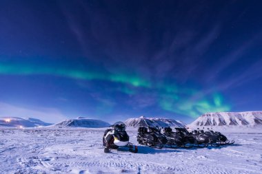 Kutup kutup kuzey ışıkları aurora borealis gökyüzü yıldızlı Norveç Svalbard Longyearbyen şehir Karmobil ay Dağları