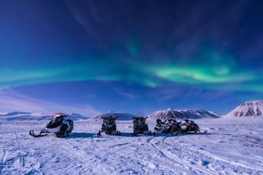 Kutup kutup kuzey ışıkları aurora borealis gökyüzü yıldızlı Norveç Svalbard Longyearbyen şehir Karmobil ay Dağları