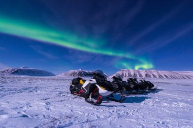 Kutup kutup kuzey ışıkları aurora borealis gökyüzü yıldızlı Norveç Svalbard Longyearbyen şehir Karmobil erkekte ay Dağları
