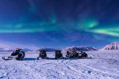 Kutup kutup kuzey ışıkları aurora borealis gökyüzü yıldızlı Norveç Svalbard Longyearbyen şehir Karmobil ay Dağları