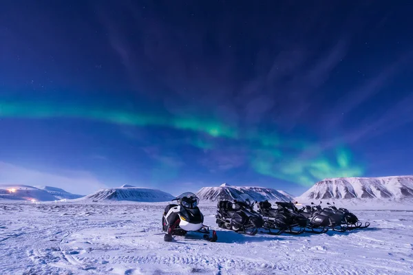 极地北极北极光在挪威斯瓦尔巴特的天空之星在朗伊尔城城市雪地雪橇月亮山脉 — 图库照片