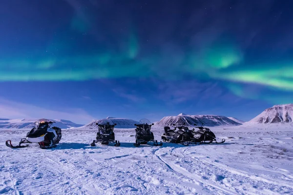 极地北极北极光在挪威斯瓦尔巴特的天空之星在朗伊尔城城市雪地雪橇月亮山脉 — 图库照片