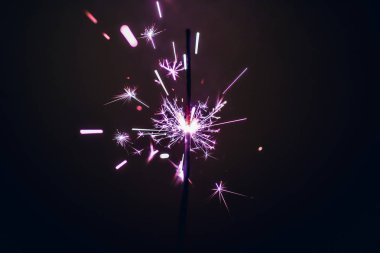 kutlamalar siyah bir arka plan, Noel ve yeni yıl ve doğum günü onuruna leylak bengal maytap ışıkları