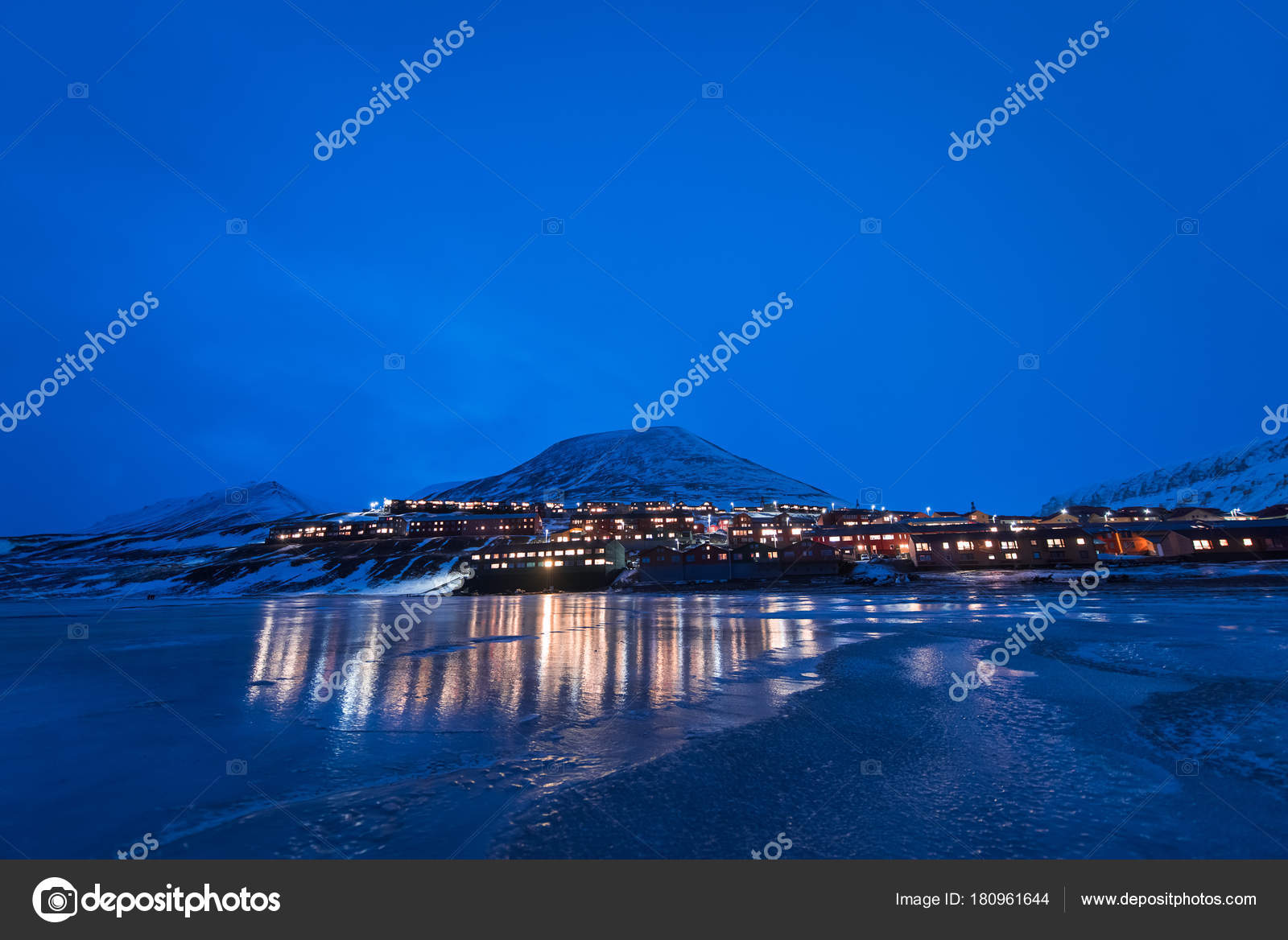 挪威壁纸斯匹次卑尔根群岛山的景观性质朗伊尔城斯瓦尔巴特在极地daynight 和北极冬季建造雪城 图库照片 C Bublik Polina