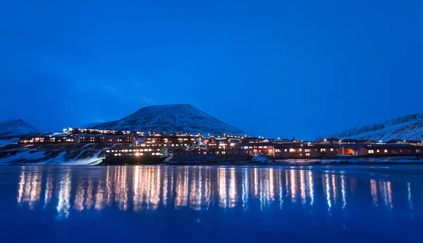 スピッツ ベルゲン ロングイェールビーン スバールバル北極の冬の北極 Daynight に雪都市の構築の山のノルウェーの風景自然を壁紙します — ストック写真