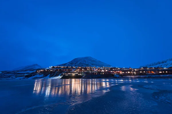 挪威壁纸斯匹次卑尔根群岛山的景观性质朗伊尔城斯瓦尔巴特在极地 Daynight 和北极冬季建造雪城 — 图库照片