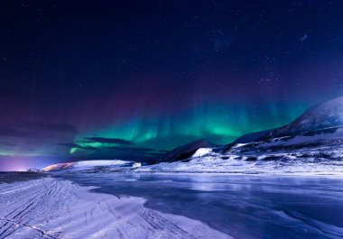 Norveç Svalbard Longyearbyen şehir kasaba Dağları'nda kutup kutup kuzey ışıkları aurora borealis gökyüzü yıldız