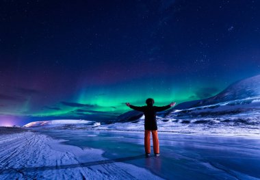 Norveç Svalbard Longyearbyen şehir adam dağlarda kutup kutup kuzey ışıkları aurora borealis gökyüzü yıldız