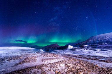 Norveç Svalbard Longyearbyen şehir kasaba Dağları'nda kutup kutup kuzey ışıkları aurora borealis gökyüzü yıldız