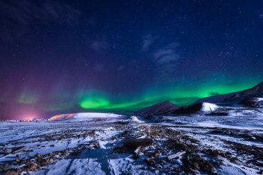 Norveç Svalbard Longyearbyen şehir kasaba Dağları'nda kutup kutup kuzey ışıkları aurora borealis gökyüzü yıldız