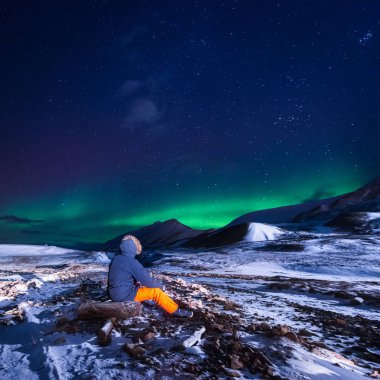 Norveç Svalbard Longyearbyen şehir adam dağlarda kutup kutup kuzey ışıkları aurora borealis gökyüzü yıldız