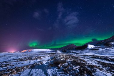 Norveç Svalbard Longyearbyen şehir kasaba Dağları'nda kutup kutup kuzey ışıkları aurora borealis gökyüzü yıldız